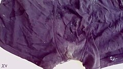 calcinha melada da esposa em cena de cuckold