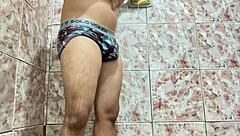 foque de pau duro tirando a cueca, sentindo aquela excitação