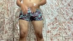 foque de pau duro tirando a cueca, sentindo aquela excitação