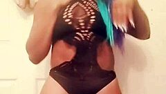 ebony girl shakes her ass wildly