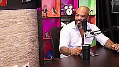 hey, check out this hot girl showing her ass and smooth pussy with gabriel and julia vida safada