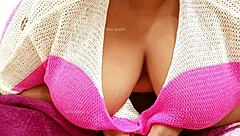 Indian lady shows sexy body parts