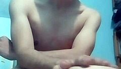 En webcam le toco las tetas y la pongo deperrito con latina milf