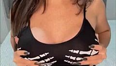 morena safada gosta de se exibir e meter a piroca na buceta