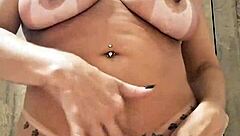 Brincando com consolo de bolinhas na buceta