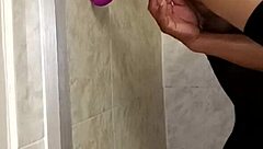 Sexo con mi dildo en el baño con latina vibes