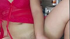 latina hermosa no puede aguantar sus ganas de coger se mete lo primero que encuentra en su cosina, desperate for sex