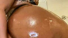 joanfantasy gets oiled up and plays with buttplug in her ass