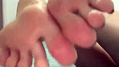 i'm showing off my sexy latina feet
