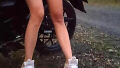 Enseñando sus tetas y coño en público!