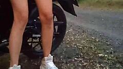 Enseñando sus tetas y coño en público!