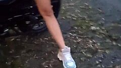 Enseñando sus tetas y coño en público!