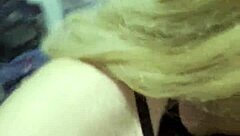 Probando Juguetes Travesti En Acto Provocativo