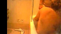 Amateur Italian guy licks pussy in bathtub 😏
