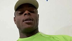 marido foi trabalhar e me deixou de presente para a mulher greluda dele empurrou no cuzinho dela