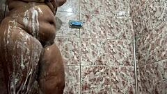 filmei escondido a morena no banho com bunda grande e buceta raspada