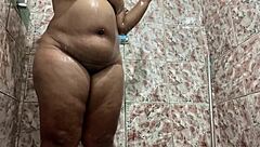 filmei escondido a morena no banho com bunda grande e buceta raspada