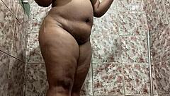 filmei escondido a morena no banho com bunda grande e buceta raspada