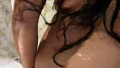 mira que rico muevo en jacuzzi ven papi divertirnos