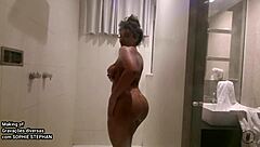 अरे वाह, सोफी स्टीफन की लाजवाब बिहाइंड-द-सीन्स लॉन्जरी में झुकी हुई देखो!