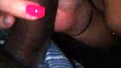 गोरी रंडी जोश से बड़ा काला लंड चूसती और चाटती है