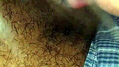 गोरी रंडी जोश से बड़ा काला लंड चूसती और चाटती है