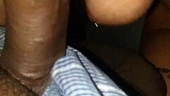 गोरी रंडी जोश से बड़ा काला लंड चूसती और चाटती है