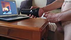 Dedicado a la mujer de mis sueños con mano en gran polla