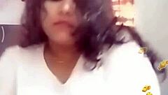 Oh wow, Sona Bhabhi’s nipple show on Bigo Live is unreal! Don’t miss those huge tips!