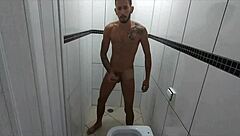 Gabriel Victor, the pauzudo stud, gets wild and bareback outdoors