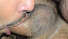 दो लातीनी गे बाजार में मजदूर से मिलकर बेयरबैक सेक्स का मजा लेते हैं।