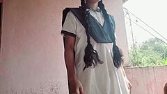 इंडियन ट्यूटर खुद को रोक न सका और स्टूडेंट को रंच पर जोर से ठोका