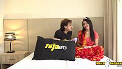 भारतीय मिल्फ साड़ी उतारकर रफ एनल प्ले करती है