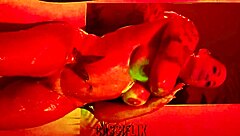 olha o tamanho desse pau gigante entrando no meu cu e me enchendo de leitinho