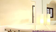 बड़ी चुचियों वाली हॉट बेब मसाजर से मुंह चुसवा रही है! 😍