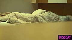 सौतेला बेटा सोफे पर सौतेली माँ को मुठ मारते देखता है, फिर बेड में चोदता है