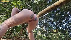 पब्लिक माटो में अपनी छोटी चूत को खोलकर वाइल्ड आउटडोर ड्रिलिंग