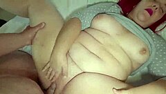 los mejores momentos con mi esposa amateur en misionero mientras acaricia su cuerpo