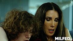 मेच्योर मॉम और स्टेप सन एक दूसरे से हाथ नहीं हटा सकते वाइल्ड ऐनिमे एक्शन में। वे फॉर्बिडन लिक्स में डाइव करते हैं!