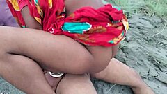 बाउडी रिवरसाइड पर स्टीमी रोम्प सेशन में वाइल्ड हो जाती है