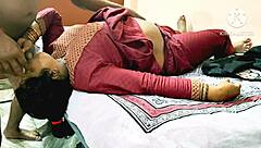 इंडियन देसी भाभी जिम के लड़कों को मोटे लंड से चोदती है!