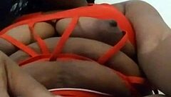 भाई, टैटू वाली एबोनी चिक ने ग्रुप में टॉय के साथ मचाया धमाल