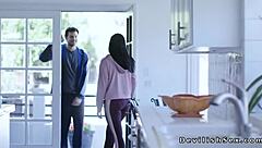 अरे, मैं कसम खाता हूँ, ये ब्रूनेट बेब अपने हैंडसम कोच को जमकर चोद रही है!