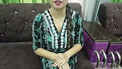 मेरी सौतेली बहन पहली बार लंड ट्राई करती है और चखने में मज़ा लेती है