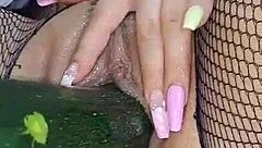 वाह, हॉट कोलंबियन ने चूत में खीरा ठूंसकर स्क्वर्टिंग मज़ा लिया