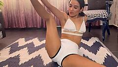 uhh, sesi�n de yoga cachonda... masturbaci�n incluida with linzilyn, so hot!!