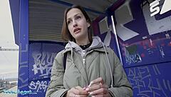 पब्लिक एजेंट ट्रेन स्टेशन पर स्मोकर को कैच करता है, फाइन पे करने के लिए टिट्स फ्लैश करती है