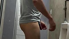 me dieron unas ganas inmensas de orinar a alguien mientras estoy tomado