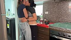 A Mi Vecina Le Encanta que Yo La Acompañe a Tomar Café en Lugares Públicos