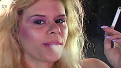 Glazed Bentley shares her story in a casual blonde POV chat.